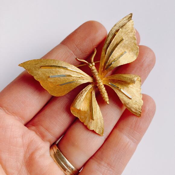 VTG Signed BSK Brooch 1960s Butterfly Textured Gold Tone Pin Mid Century - Picture 3 of 10